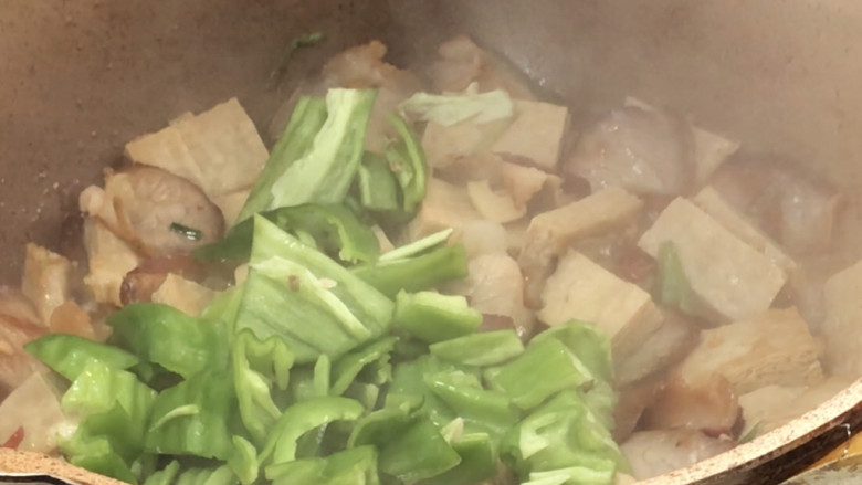 豆干炒腊肉,约2分钟后，放入青椒，炒匀至断生