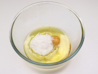 #闹元宵#宫廷桃酥,容器中倒入玉米油和白糖，打散鸡蛋。