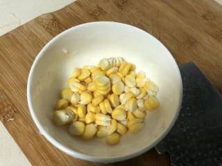 玉米虾仁蛋炒饭,把玉米粒剥下来洗干净