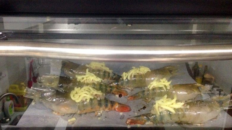 芝士焗大虾,烤箱220度预热好，把虾放入烤箱烤8分钟。