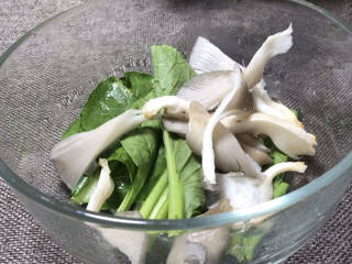 猪肝粉丝砂锅煲,备好青菜和蘑菇