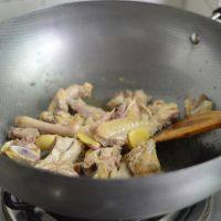 胡萝卜香菇炖鸡,锅里热油，放入姜蒜爆香，倒入鸡块，大火翻炒。