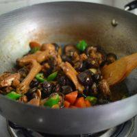 胡萝卜香菇炖鸡,加入青椒，调入盐，一边翻炒一边收汁至浓稠即可。
