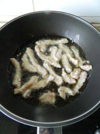韩式糖醋肉,锅中油烧热放入肉条炸制