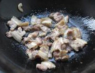 手撕包菜小炒肉,锅中放入适量油，放入五花肉小火炸出油后放入少许盐后盛出