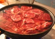 麻辣牛肉干,切出3厘米厚的大片，冷水下锅煮开3分钟