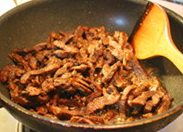 麻辣牛肉干,锅里下油烧热后下牛肉，煸炒5分钟左右，炒干水份，如果不喜欢油多，这里煸炒后可以把多余的油倒出来