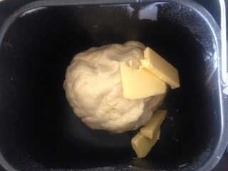 南瓜吐司,20分钟过后放入黄油再启动揉面程序揉30分钟，出膜不出膜都无所谓，只要面揉到一定的程度也是好吃的