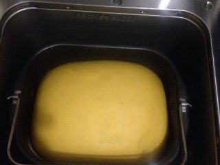 南瓜吐司,揉好的面不要拿出来让它在面包机里发酵两倍大的时候再烤