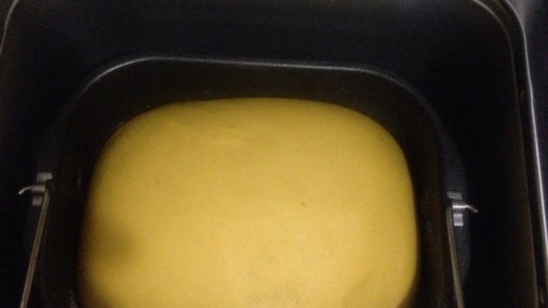 南瓜吐司,揉好的面不要拿出来让它在面包机里发酵两倍大的时候再烤