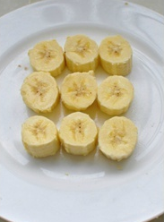 肉桂香蕉花生酱土司,.香蕉切成厚薄均匀的片状。