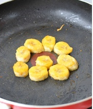 肉桂香蕉花生酱土司,平底锅预热，将香蕉放入稍微煎至两面微黄。