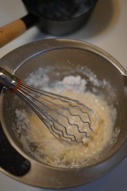 芒果烫面蛋糕卷,牛奶和植物油用小火煮到65度左右关火，搅拌均匀后筛入低粉，搅拌至无干粉