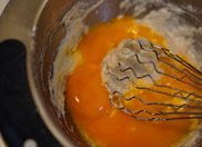 芒果烫面蛋糕卷,加入4个蛋黄拌匀到做法1中，然后再搅拌均匀，备用。