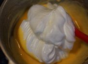 芒果烫面蛋糕卷,取1/3蛋白霜拌入蛋黄糊中搅拌匀，用切拌和翻拌的手势拌匀。