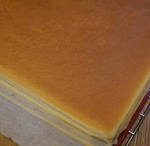 芒果烫面蛋糕卷,最后一个步骤，就是把烤箱的下火关掉，温度上升到180或者190度续烤多2分钟，让表面变的更加干爽，这样之后再卷不容易破皮