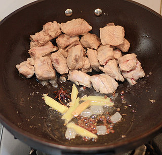 牛肝菌焖排骨,锅里倒入油，先将排骨倒入煸炒，炒至排骨变色后，将排骨移至一旁，倒入配料炒出香味。