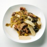 片儿川,第4步的汤汁锅煮一会儿，捞起雪菜肉片和笋片。俗称“浇头”。
