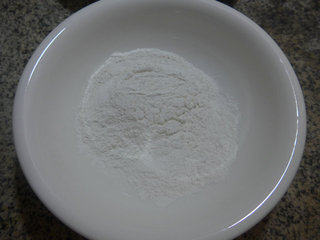 椒盐香葱糯米条,将糯米粉搁入大碗中.