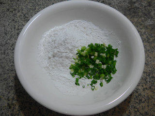 椒盐香葱糯米条,合入澄粉和香葱。
