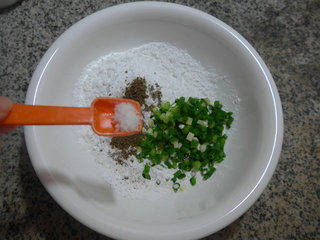 椒盐香葱糯米条,加适量的盐，