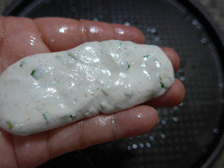 椒盐香葱糯米条,然后，在电饼铛中加适量的油，取一下和好的椒盐香葱糯米团按成长条。