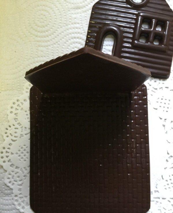 巧克力雪屋,带三角形的侧板（无窗的），抹上一些液体巧克力，粘在底板上。按一会儿，就粘上了。按的时候注意垂直