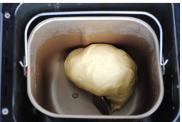 可颂,将除黄油以外的所有面团材料放入面包机桶内。启动和面程序，将面团揉至扩展阶段后加入软化黄油，再次启动和面程序揉至完全阶段。