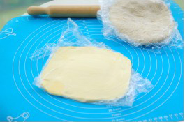 可颂,冷冻面团时将稍软化的片状黄油擀成长方形。