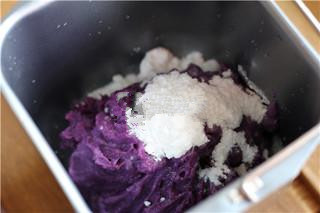奶香紫薯糕,将紫薯碎放入保鲜袋中用擀面杖敲打，将紫薯碎倒入面包机中，加入牛奶，用勺子搅匀，牛奶会被紫薯快速吸收，查看干湿程度适当增加牛奶量，再加入糖粉（或后期加入<a style='color:red;display:inline-block;' href='/shicai/ 865'>蜂蜜</a>）