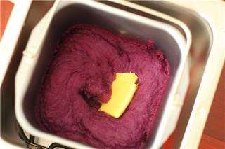 奶香紫薯糕,加入小块黄油