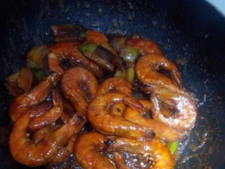 油焖大虾,待虾肉焖至将要熟透, 汁浓、色红时, 改旺火收汁, 翻炒几下即可出勺装盘