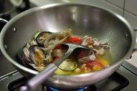海鲜面,加入海鲜们，喷料酒翻炒，倒入高汤或者清水（清水就足够鲜美了）。