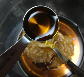 花生酱饼干,盆里面加入面粉以外的所有材料，用橡皮刮刀搅拌均匀（整体混合在一起就OK了）