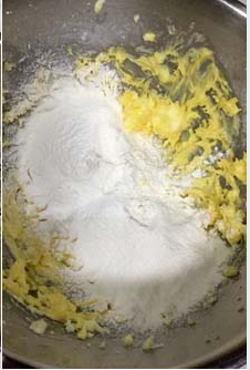 卡士达酱柠檬塔,黄油软化备用，冬天不容易软化可以隔温水稍微加一下温，软化好的黄油加入糖粉打匀，再加入蛋黄打匀，然后筛入低粉拌匀。