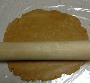 花生酱饼干,用擀面杖从中间向对面，从中间向身前将饼皮擀成7mm厚大小（用尺准确测量厚度）