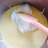 小黄人蛋糕卷,分三次把蛋白加入蛋黄液中，Z字型翻拌均匀。切记不能画圈。