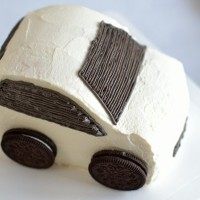 卡通汽车蛋糕,咖啡色奶油霜用wilton14#花嘴拉横线，涂满车窗。