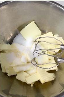 罗密亚柠檬白巧克力曲奇饼干,软化后的黄油分多次加细砂糖，用打蛋器打至顺滑。