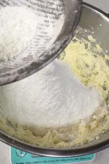 罗密亚柠檬白巧克力曲奇饼干,筛入低粉和盐，用橡皮刀将面糊切拌均匀。