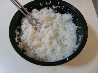 花样寿司,把寿司醋倒入米饭中，搅拌均匀，晾凉。