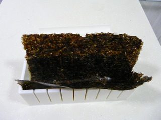 花样寿司,海苔放入寿司模具中。