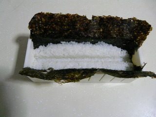 花样寿司,在米饭的中间用压板压出凹槽。