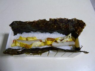 花样寿司,把要放的食材全部放入凹槽中。