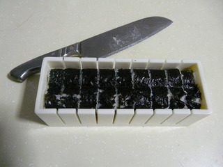 花样寿司,把海苔包好，用刀沿着模具把寿司切好。