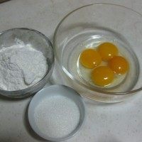 蛋黄饼干,所需材料，低筋粉过筛备用，无油无水的碗，放入全部鸡蛋。鸡蛋总量90g。