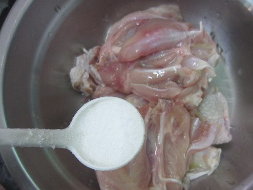 香煎蜜汁鸡扒,加少许食盐，拌均匀，进行腌制1小时