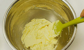黄油曲奇,用刮刀将蛋液与黄油拌匀，每次一定要充分拌匀后再加入剩下的蛋液