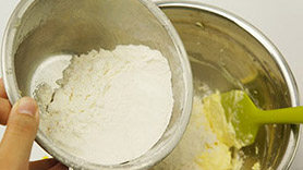 黄油曲奇,高筋粉与粟粉混合均匀过筛，加入