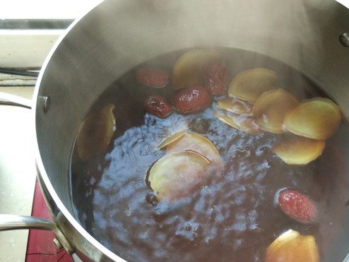 红枣姜茶撞蛋,煮开后再转小火熬煮30分钟，待汤水剩下原来的1/2即可。